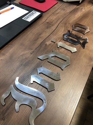 Изготовление название вашего судна, и бортовых номеров.